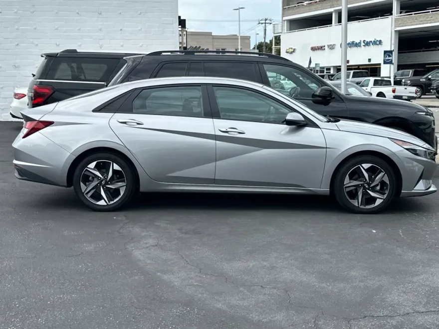 2023 Hyundai Elantra SEL Convenience photo 1