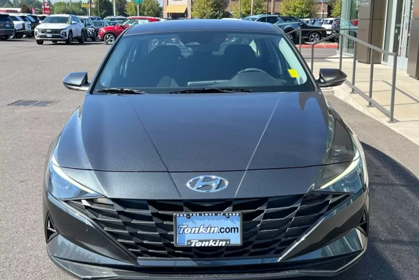 2022 Hyundai Elantra SEL photo 1