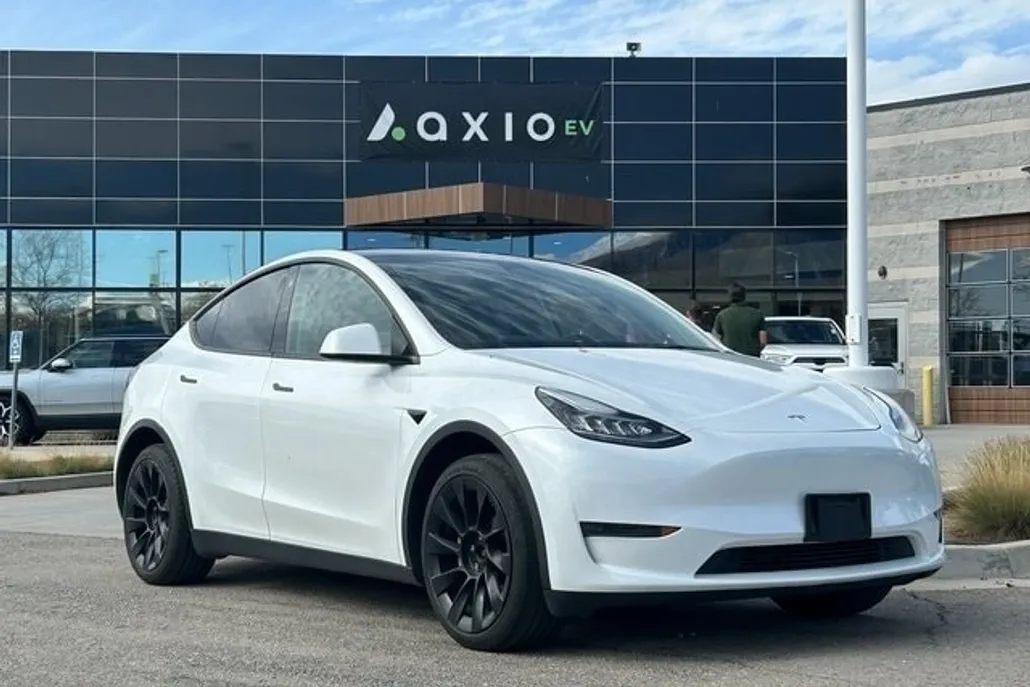 2023 Tesla Model Y Long Range photo 1