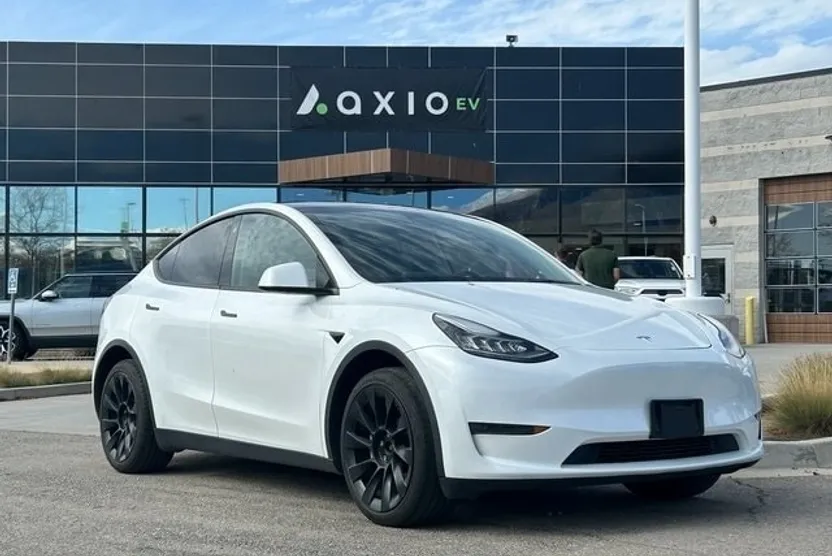 2023 Tesla Model Y Long Range photo 1