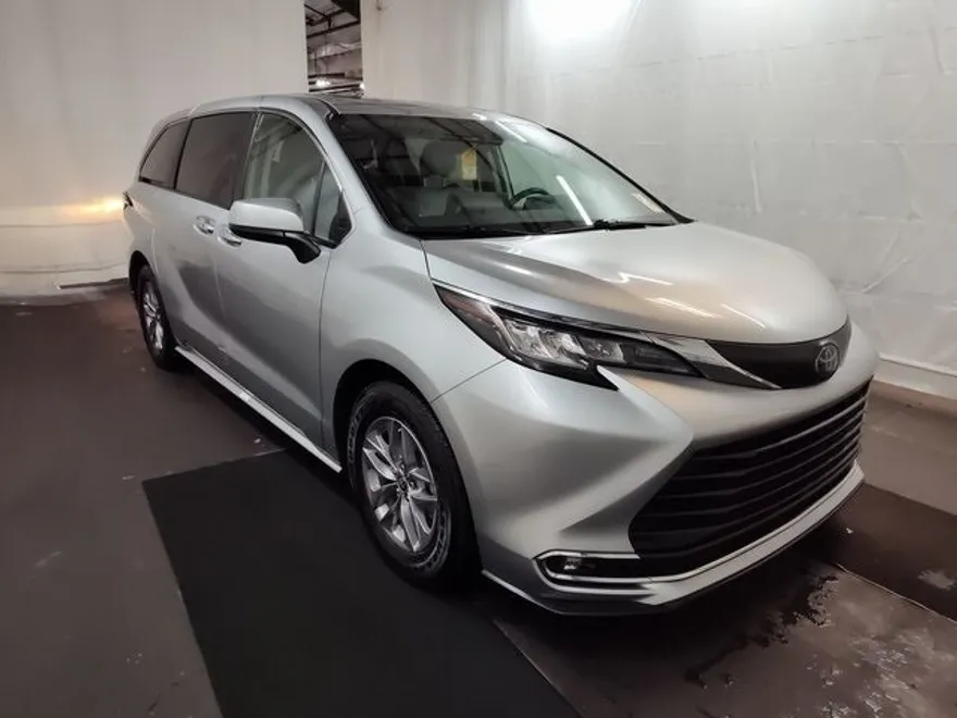 2022 Toyota Sienna XLE photo 1