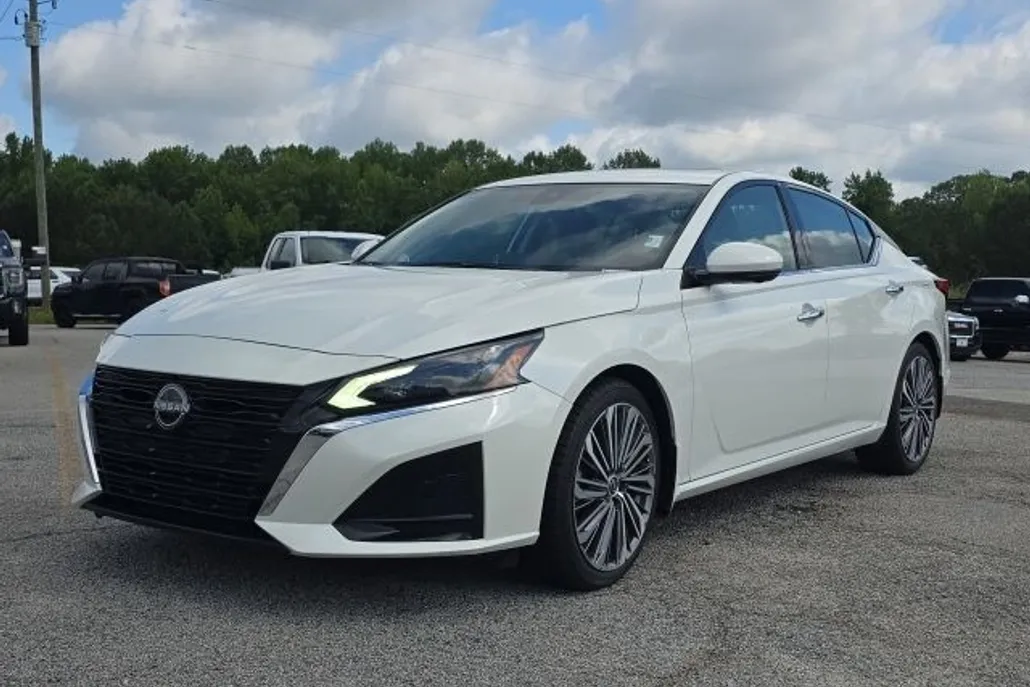 2023 Nissan Altima 2.5 SL photo 1