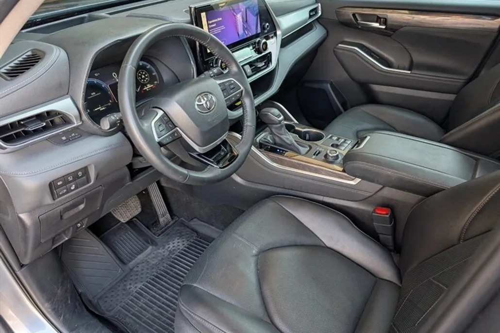 2023 Toyota Highlander Platinum photo 1