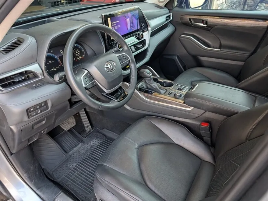 2023 Toyota Highlander Platinum photo 1