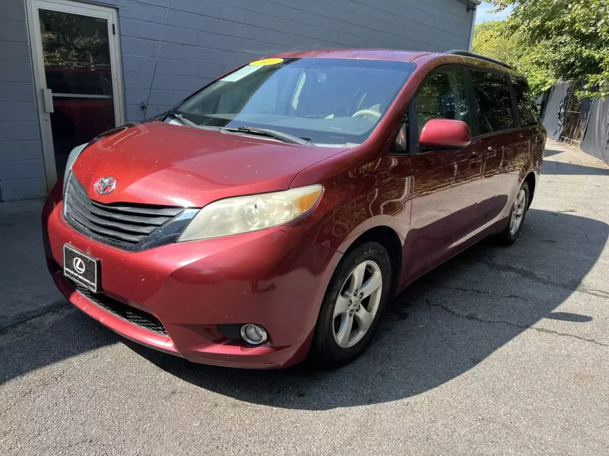 2011 Toyota Sienna Base photo 1