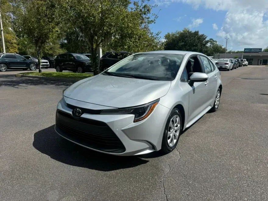 2025 Toyota Corolla LE photo 1