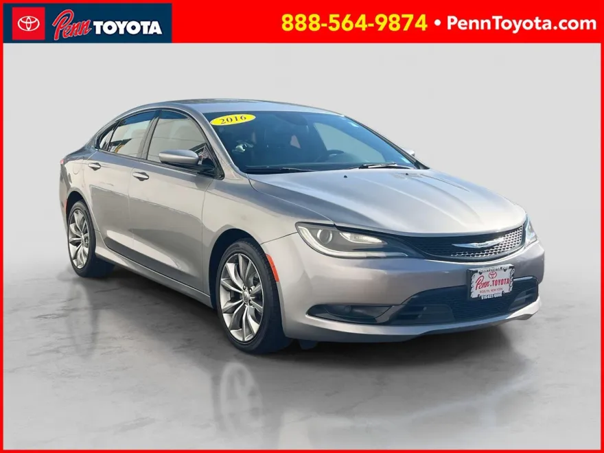 2016 Chrysler 200 S photo 1