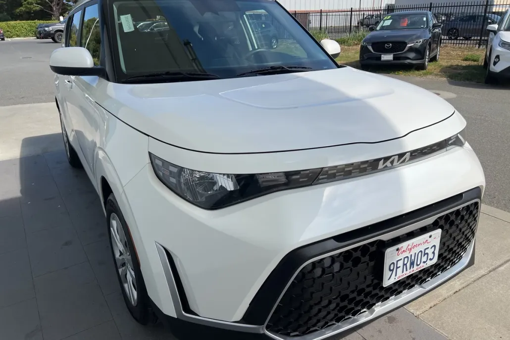 2023 Kia Soul LX photo 1