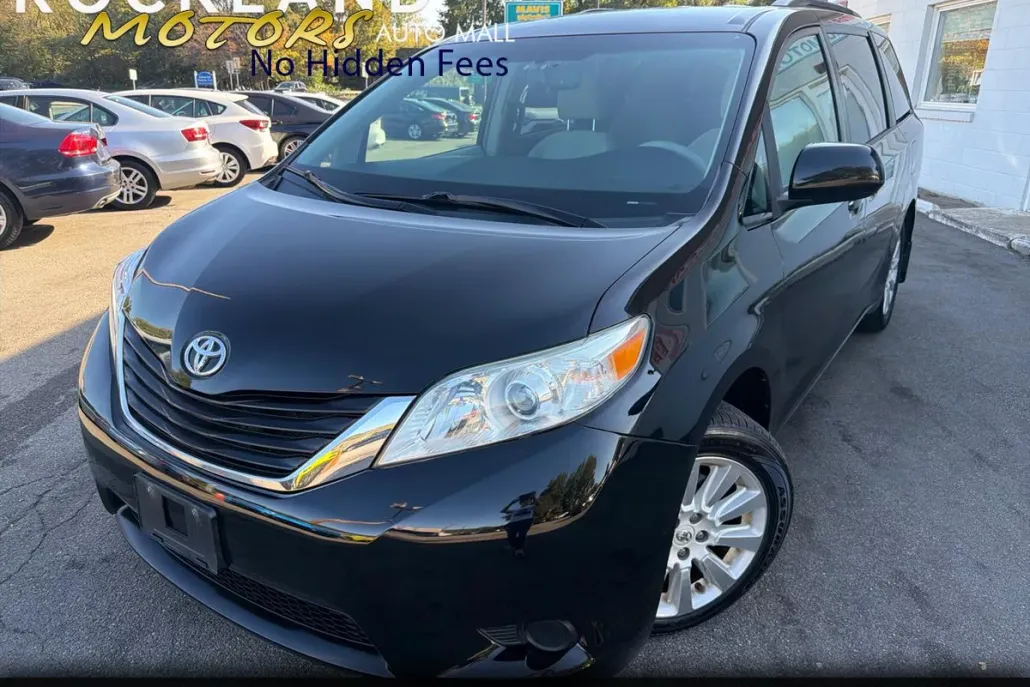 2012 Toyota Sienna LE photo 1