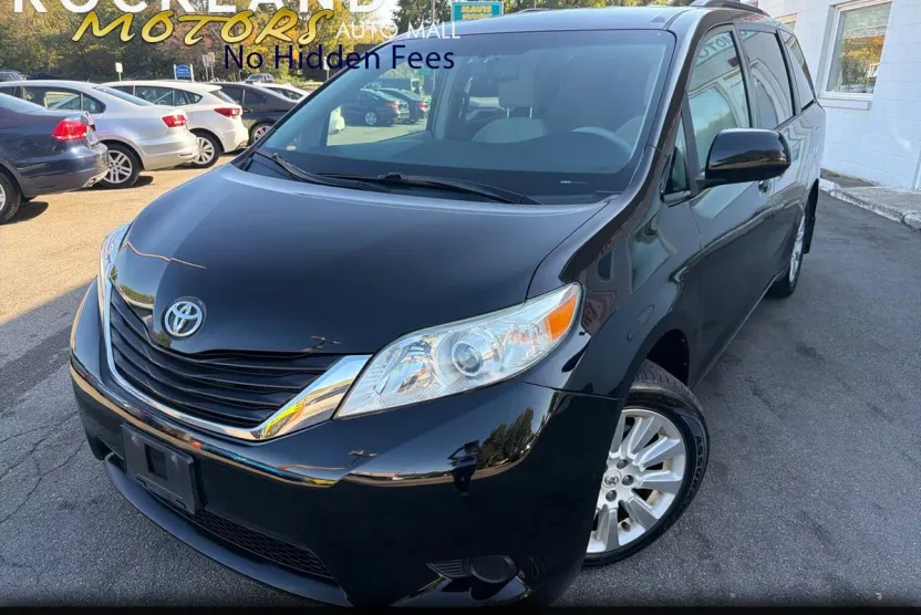2012 Toyota Sienna LE photo 1