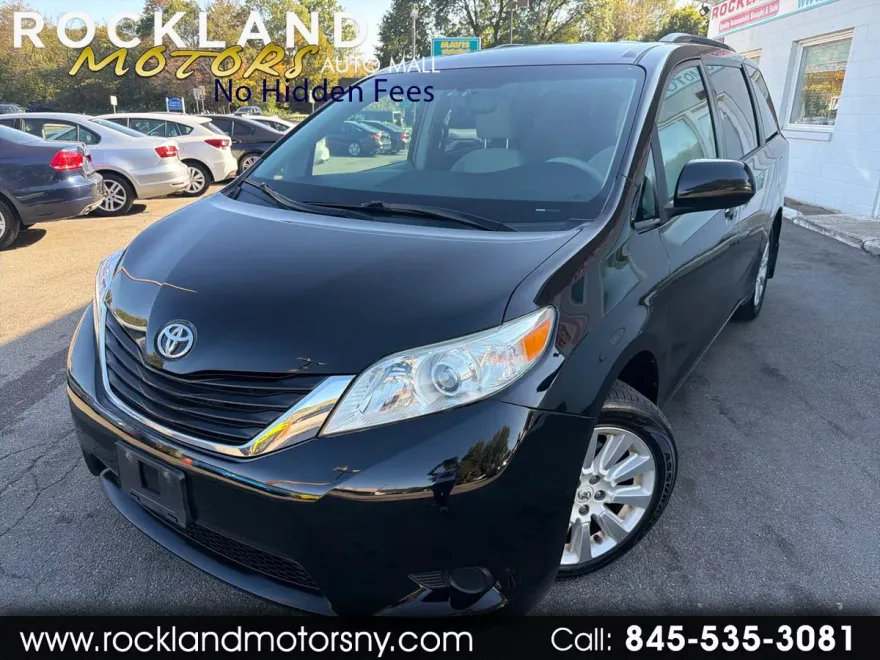 2012 Toyota Sienna LE photo 1