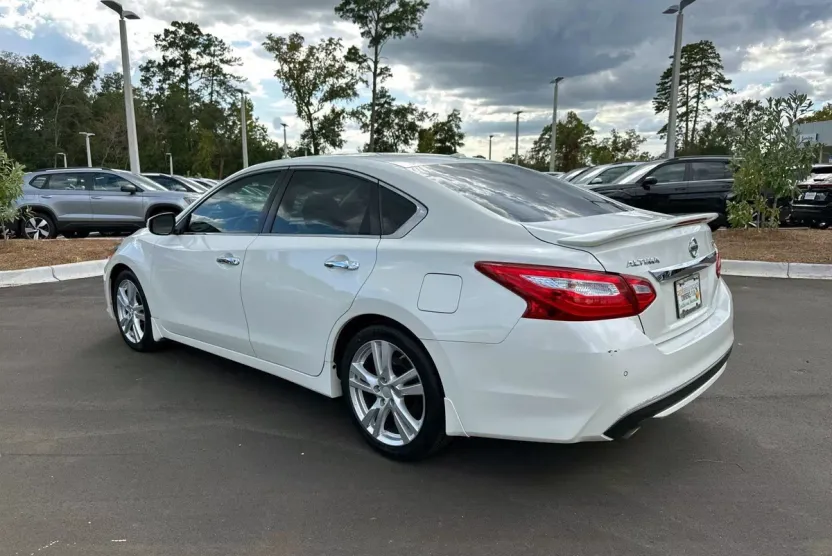 2017 Nissan Altima 3.5 SL photo 1