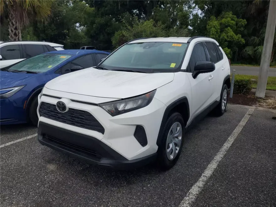 2020 Toyota RAV4 LE photo 1