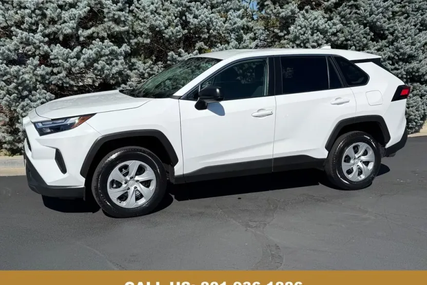 2024 Toyota RAV4 LE photo 1