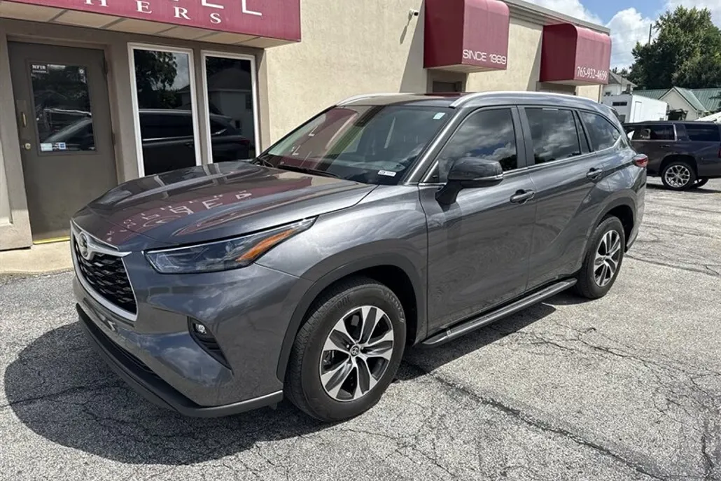 2023 Toyota Highlander XLE photo 1