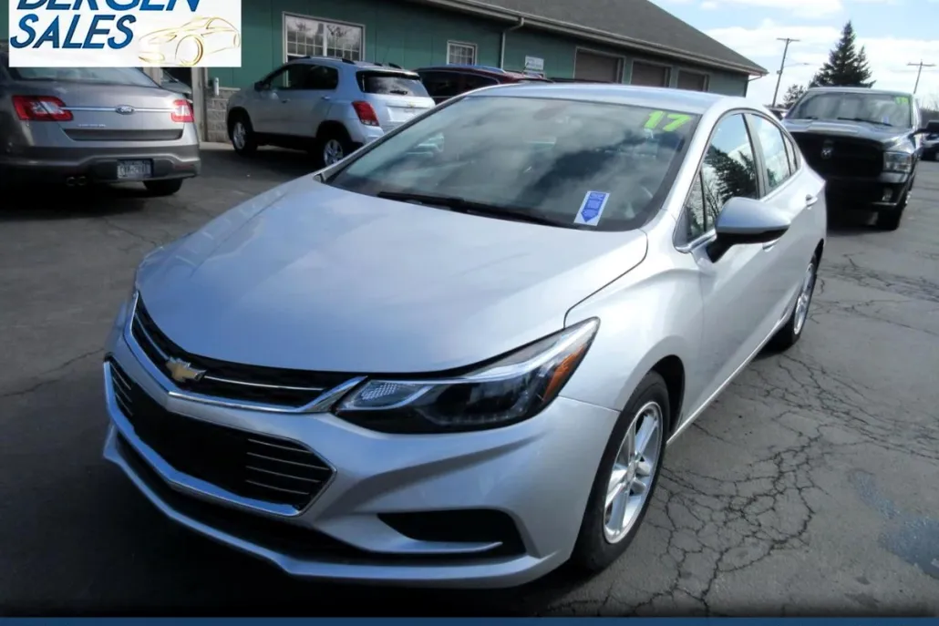 2017 Chevrolet Cruze LT photo 1
