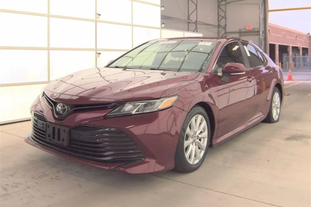 2018 Toyota Camry LE photo 1