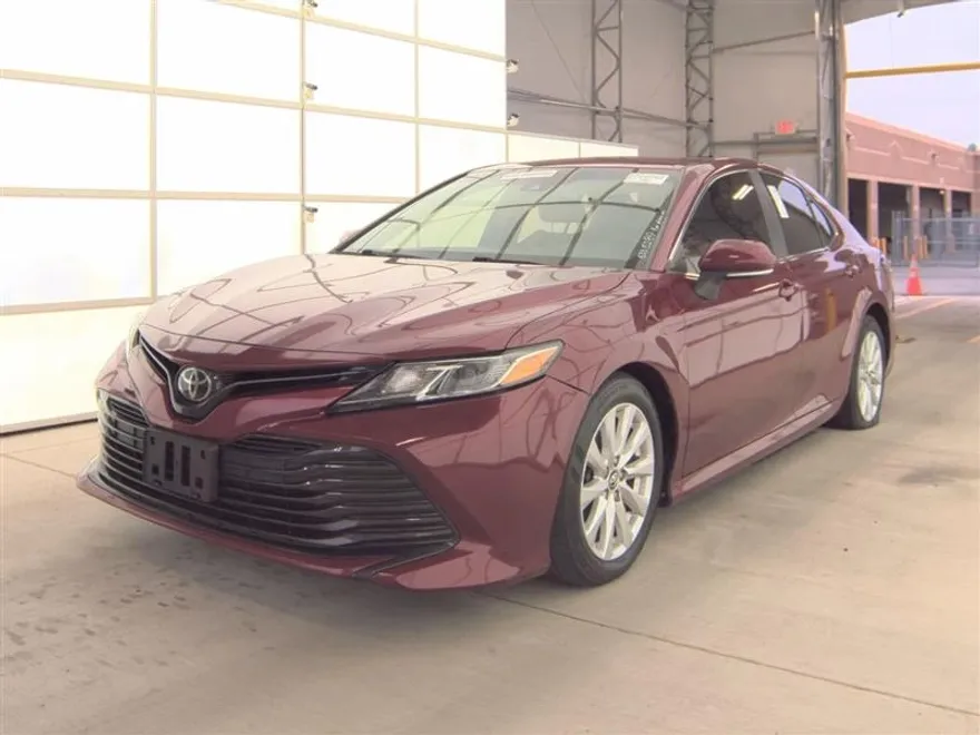 2018 Toyota Camry LE photo 1