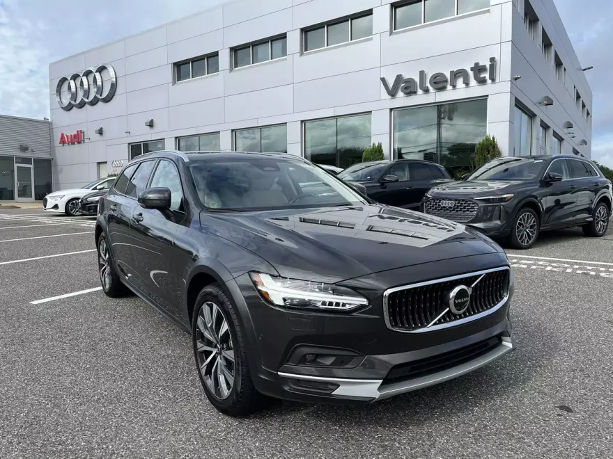 2024 Volvo V90 Cross Country B6 Plus photo 1