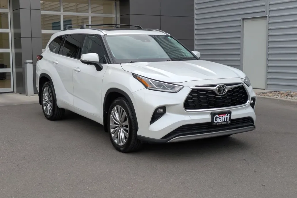 2023 Toyota Highlander L photo 1