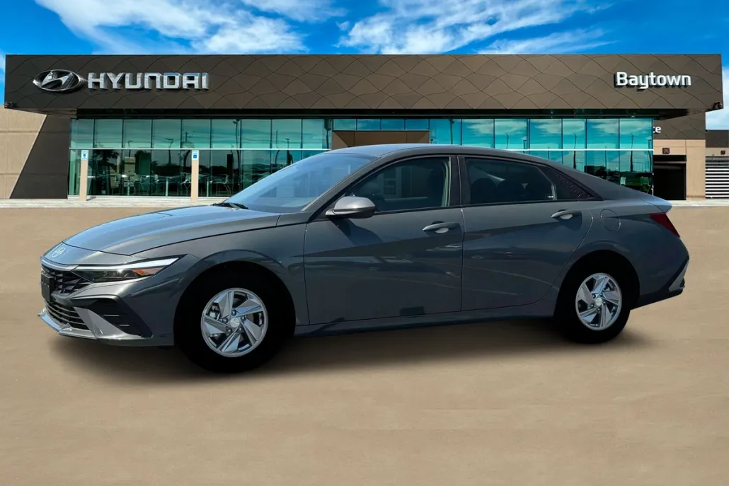 2025 Hyundai Elantra SE photo 1