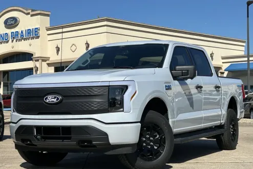 2025 Ford F-150 Lightning XLT photo 2