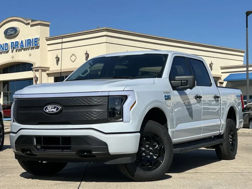 2025 Ford F-150 Lightning XLT photo 2