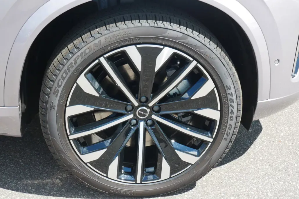 2026 Volvo XC90 T8 Plus photo 1