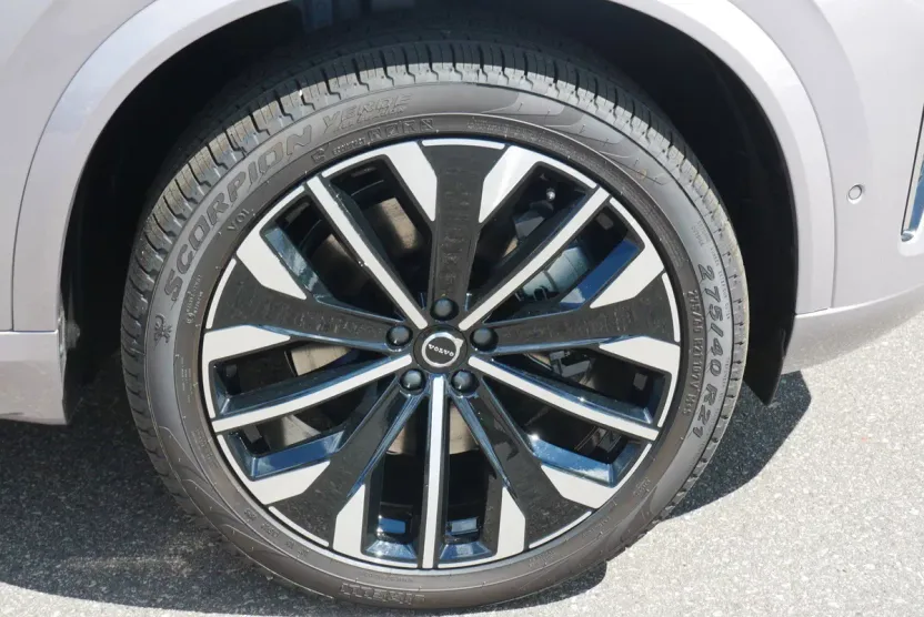 2026 Volvo XC90 T8 Plus photo 1