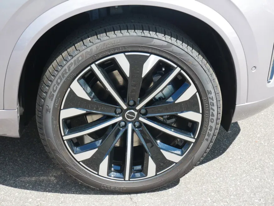 2026 Volvo XC90 T8 Plus photo 1