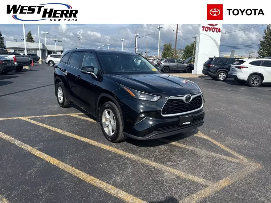 2024 Toyota Highlander LE photo 1