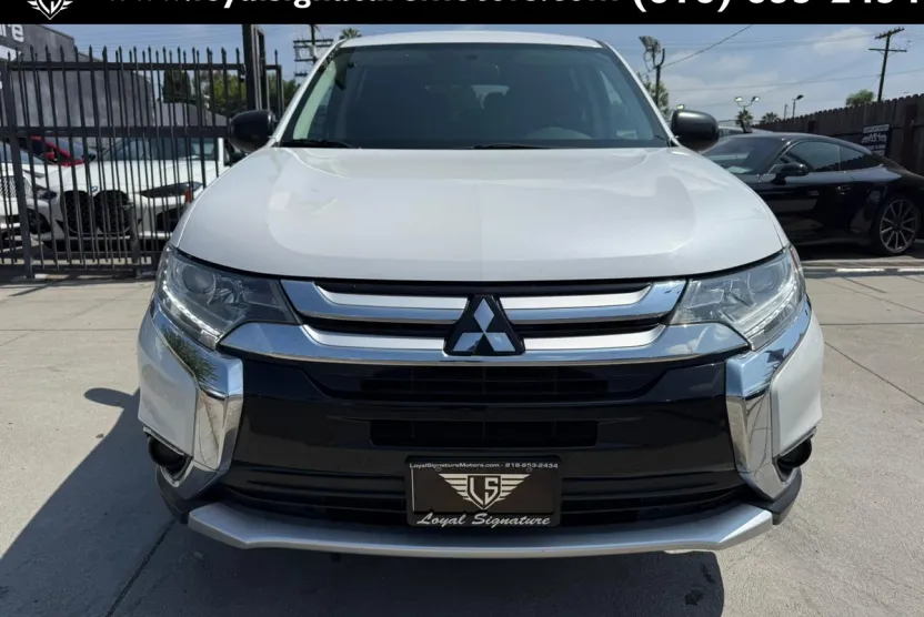 2017 Mitsubishi Outlander ES photo 1