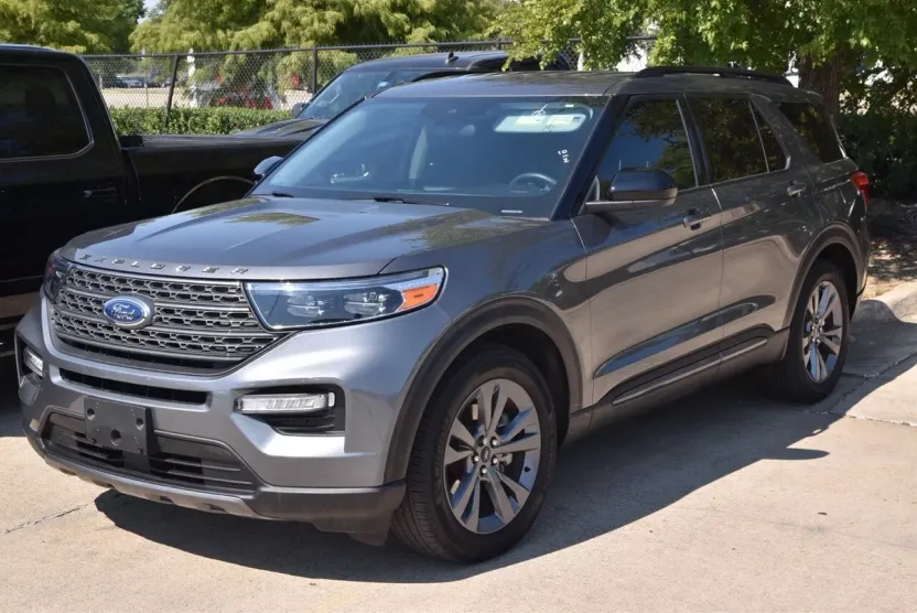 2023 Ford Explorer XLT photo 1