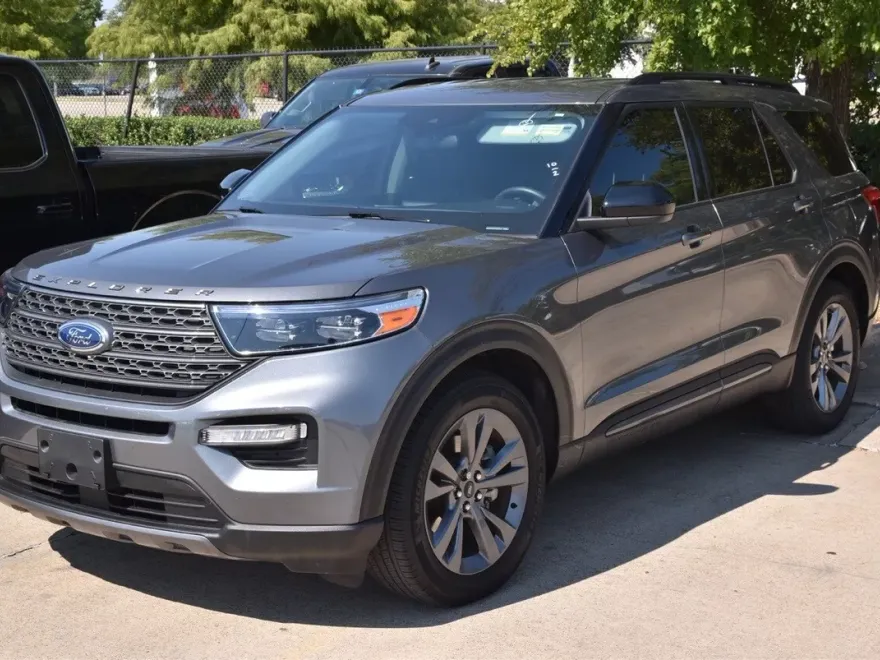 2023 Ford Explorer XLT photo 1