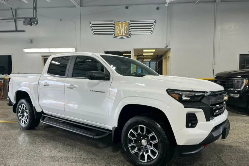 2023 Chevrolet Colorado LT photo 1