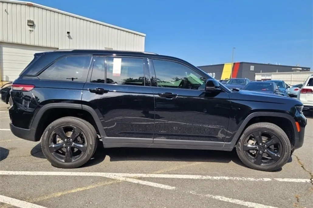 2023 Jeep Grand Cherokee Limited photo 1