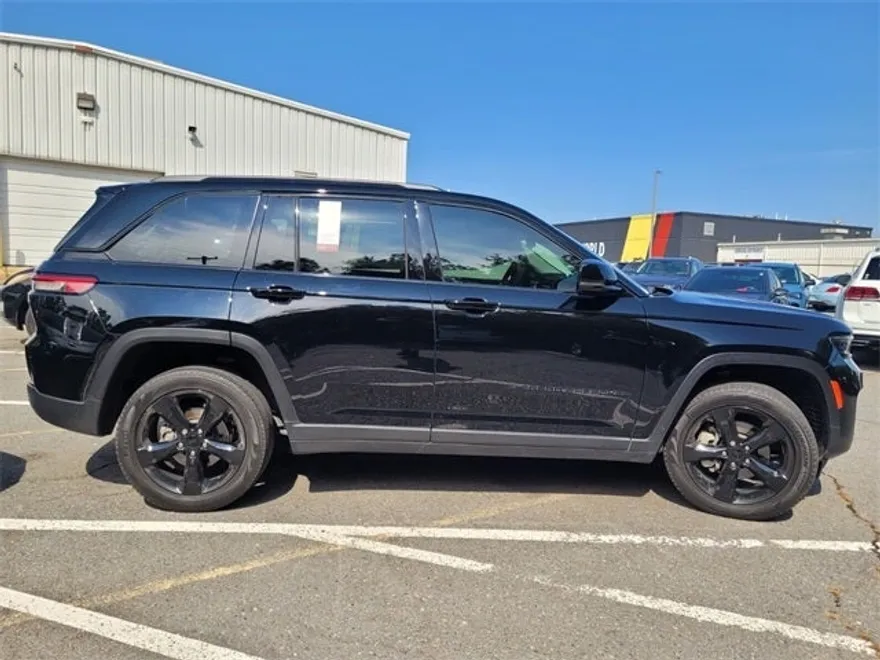 2023 Jeep Grand Cherokee Limited photo 1
