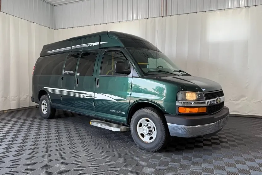 2013 Chevrolet Express 3500 LT Passenger photo 1