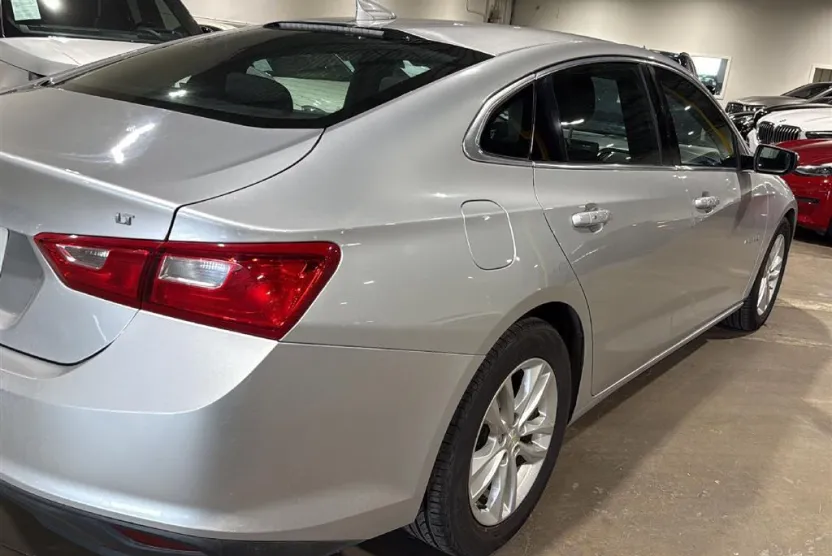 2017 Chevrolet Malibu 1LT photo 1