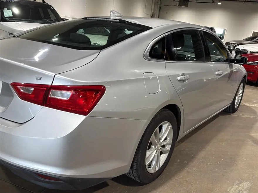 2017 Chevrolet Malibu 1LT photo 1