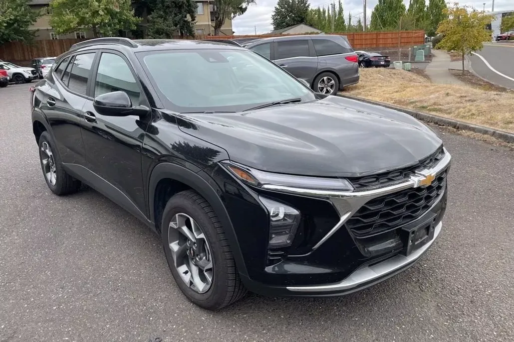 2024 Chevrolet Trax LT photo 1