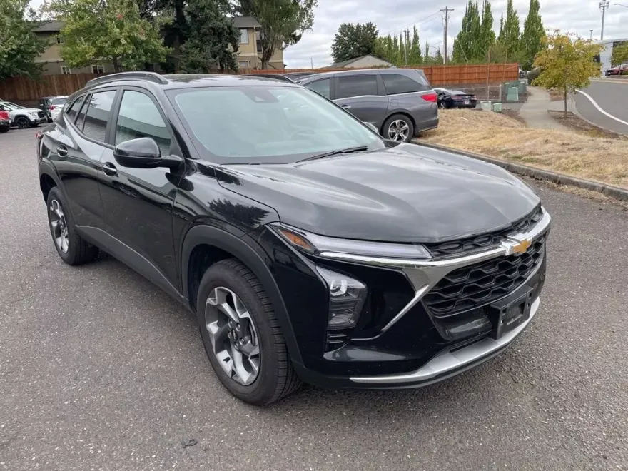 2024 Chevrolet Trax LT photo 1