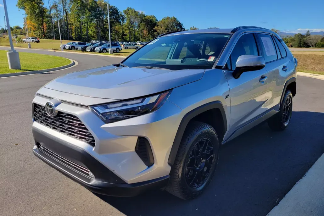 2023 Toyota RAV4 XLE photo 1