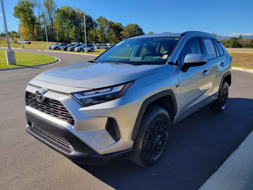 2023 Toyota RAV4 XLE photo 1