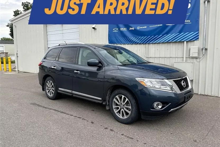 2015 Nissan Pathfinder SL photo 1