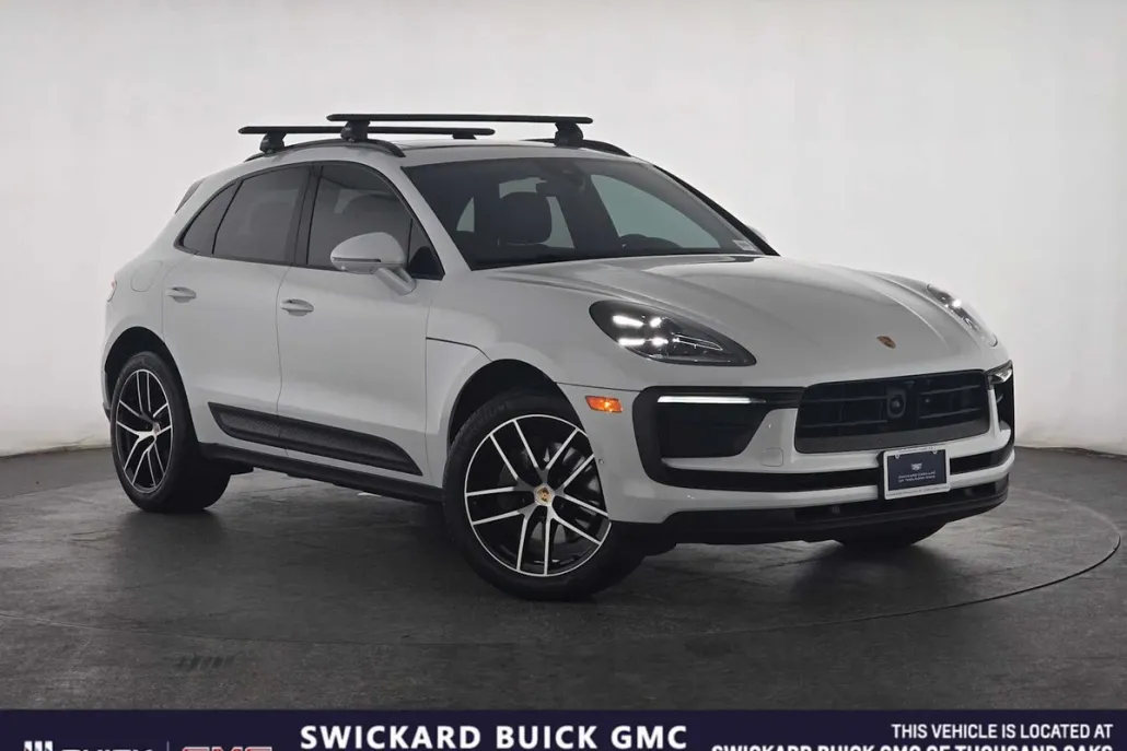 2023 Porsche Macan T photo 1