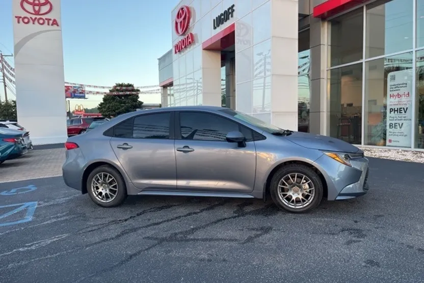 2025 Toyota Corolla LE photo 1