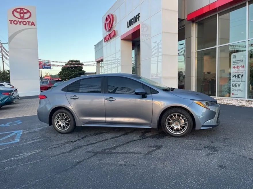 2025 Toyota Corolla LE photo 1