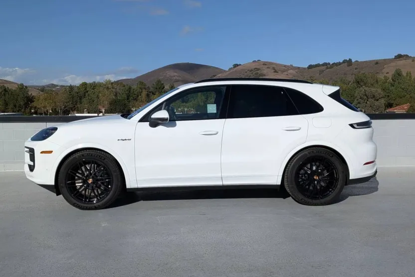 2026 Porsche Cayenne Base photo 1