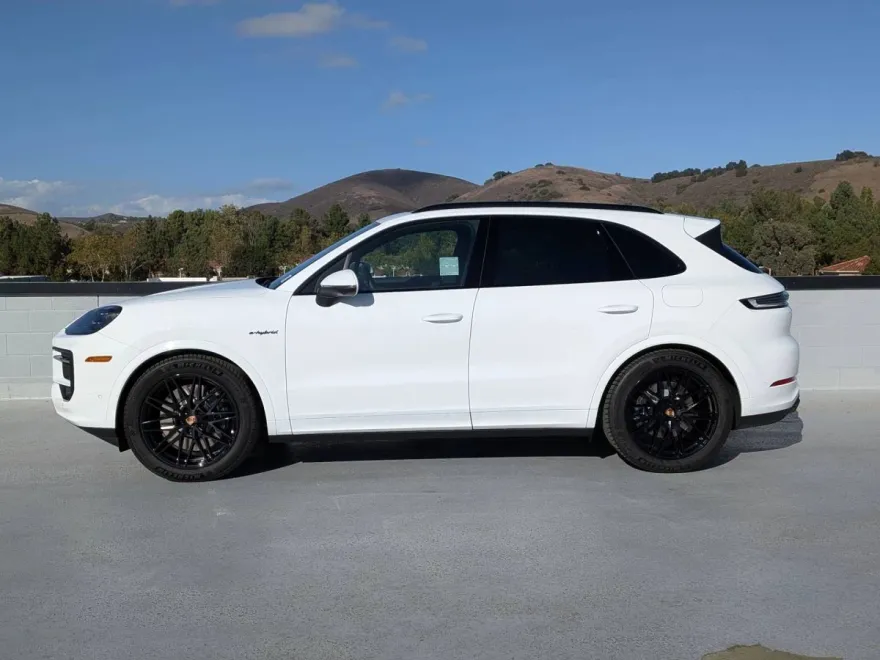 2026 Porsche Cayenne Base photo 1